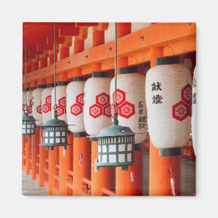 Lyktor inne i Itsukushima Shrine Magnet