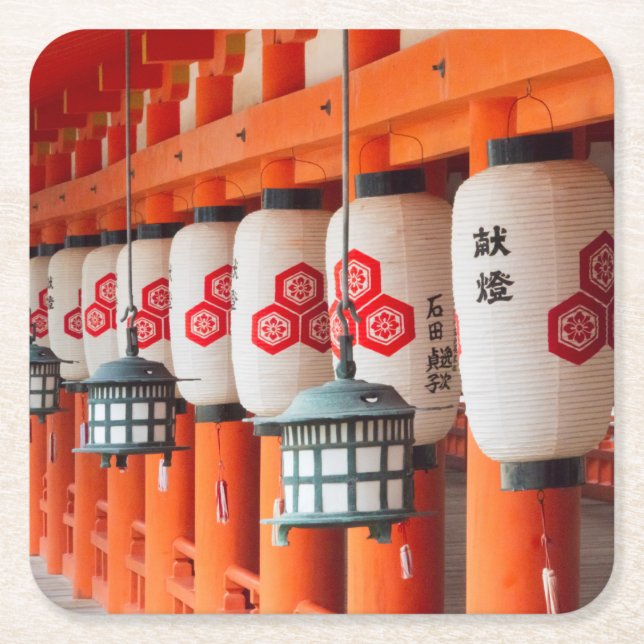 Lyktor inne i Itsukushima Shrine Underlägg Papper Kvadrat (Framsidan)