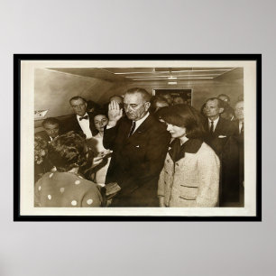 Lyndon Johnson som tar ed på Air Force One Poster
