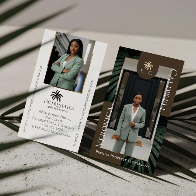 Lyxfastighetsföretag Palm Tree Monogram Foto Visitkort (Elegant Luxury Tropical Palm Tree Monogram Photo Business Card)