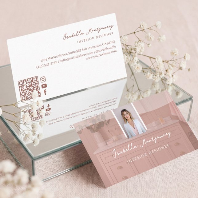 Lyxig Rosa Skript Inredningsdesigner Foto QR Visitkort (Chic Luxury Pink Script Interior Designer Photo QR Business Card)