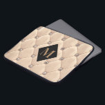 lyxig tuftad guld monogram laptop fodral<br><div class="desc">Vår "lyxaktiga tuftade" samling har vackra ro guld och guld tuftade bakgrunder med rinestoner. I mitten finns en platshållare för diamantform för monogram och affärsinformation i olika färg. Sök efter fler kompletterande objekt från den här samlingen i vår butik.</div>