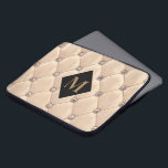 lyxig tuftad guld monogram laptop fodral<br><div class="desc">Vår "lyxaktiga tuftade" samling har vackra ro guld och guld tuftade bakgrunder med rinestoner. I mitten finns en platshållare för diamantform för monogram och affärsinformation i olika färg. Sök efter fler kompletterande objekt från den här samlingen i vår butik.</div>