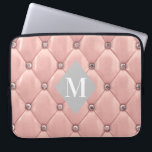 lyxig tuftad ro guld monogram laptop fodral<br><div class="desc">Vår "lyxaktiga tuftade" samling har vackra ro guld och guld tuftade bakgrunder med rinestoner. I mitten finns en platshållare för diamantform för monogram och affärsinformation i olika färg. Sök efter fler kompletterande objekt från den här samlingen i vår butik.</div>