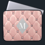 lyxig tuftad ro guld monogram laptop fodral<br><div class="desc">Vår "lyxaktiga tuftade" samling har vackra ro guld och guld tuftade bakgrunder med rinestoner. I mitten finns en platshållare för diamantform för monogram och affärsinformation i olika färg. Sök efter fler kompletterande objekt från den här samlingen i vår butik.</div>