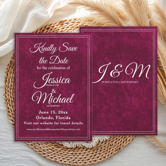 Lyxig Velvet Burgunder Bär Monogram Bröllop Spara Datumet (Elegant, luxury wedding Save the Date with monogram back)