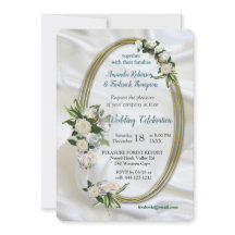 Lyxig, vit, flödande siden och vita rosor.