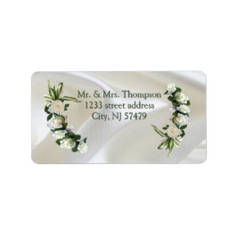 Lyxig, vit, flödande siden & vita rosor. adressetikett