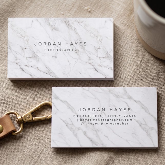 Lyxig vit marmor visitkort (Simulated business cards on table)