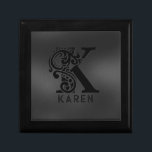 Lyxiummonogram K på Mörk Grått Minnesask<br><div class="desc">Monokromatisk snärdesign med lyxen brev K - svart över en mörk-grått-bakgrund. Alla brev finns tillgängliga på begäran.</div>