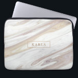 Lyxvit och beige marble struktur laptop fodral<br><div class="desc">Vitt och lätt beige lyxfaux marble struktur tryckt och monogram (tillval).</div>