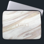 Lyxvit och beige marble struktur laptop fodral<br><div class="desc">Vitt och lätt beige lyxfaux marble struktur tryckt och monogram (tillval).</div>