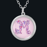 M dekorativt brev-halsband i monogram silverpläterat halsband<br><div class="desc">Söt brev M monogram pendant. Kvickligt brev teckning i huvudstaden brev M,  idealiskt för presentflickor med namn som börjar med M. Background färg kan ändras om det behövs,  för närvarande ljust rosa. © Original teckning och design av Sarah Trett www.sarahtrett.com för www.mylittleeden.com</div>