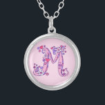 M dekorativt brev-halsband i monogram silverpläterat halsband<br><div class="desc">Söt brev M monogram pendant. Kvickligt brev teckning i huvudstaden brev M,  idealiskt för presentflickor med namn som börjar med M. Background färg kan ändras om det behövs,  för närvarande ljust rosa. © Original teckning och design av Sarah Trett www.sarahtrett.com för www.mylittleeden.com</div>