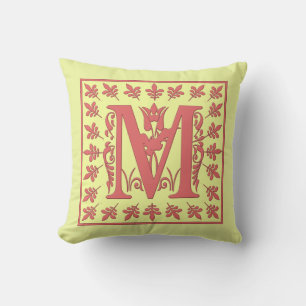 M INITIAL PILLOW - Rosa M på GULTENS bakgrund Kudde