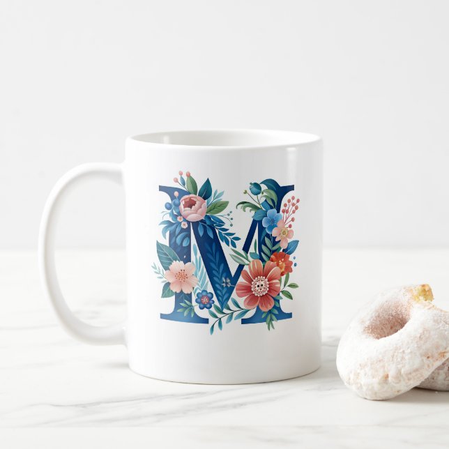 M-monogram för dekorativ blommigt kaffemugg (Med munk)