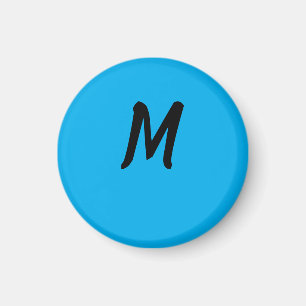 M på en blå magnet