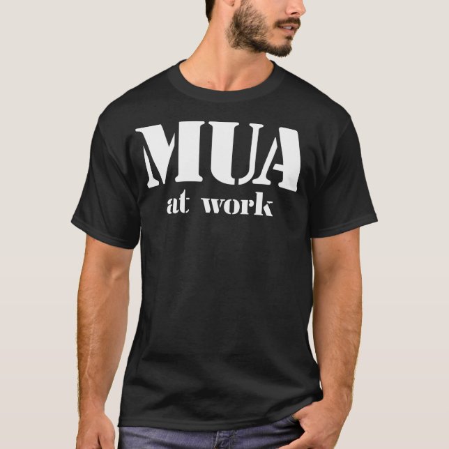 M.U.A. på arbete T Shirt (Framsida)