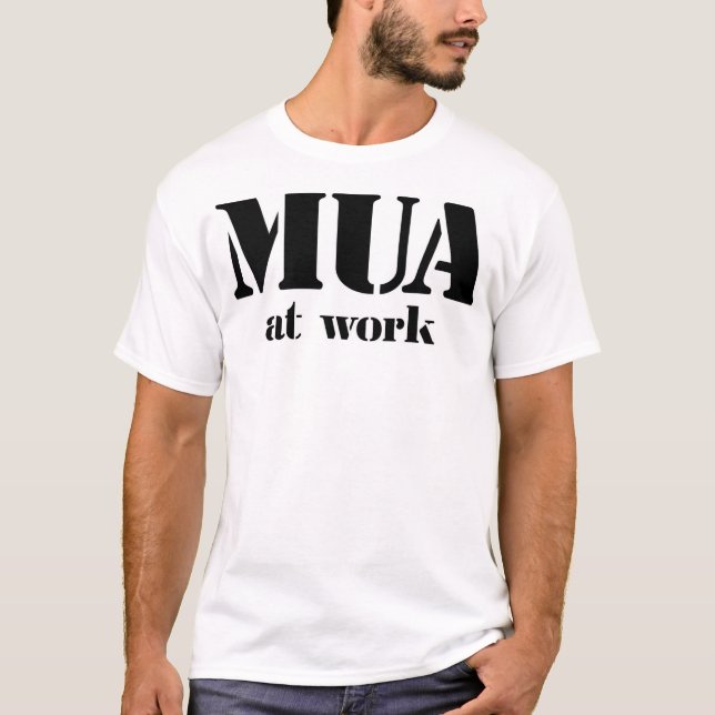 M.U.A. på arbete T-shirt (Framsida)