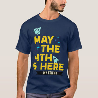 Må den fjärde är här min väninna flicka t shirt