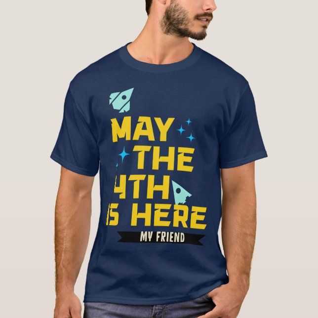 Må den fjärde är här min väninna flicka t shirt (Framsida)