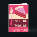 Må gaffeln vara med dig Rosa Birthday Card Kort<br><div class="desc">Det här söta och roliga födelsedagskortet innehåller meddelandet "Må gaffeln vara med dig" på framsidan och innehåller en djärv, modern stil-illustration av ett gummiskt tittar kaksegment och en gaffel i skuggor av rosa, maron och grädde. Lämna insidan av hälsning som det är, eller använda fält för att skapa ditt eget...</div>