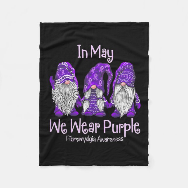 Må vi Bära Lila för Fibromyalgia Awareness Gnom Fleecefilt (Framsidan)