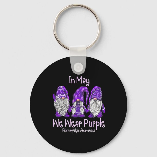 Må vi Bära Lila för Fibromyalgia Awareness Gnom Nyckelring (Framsida)