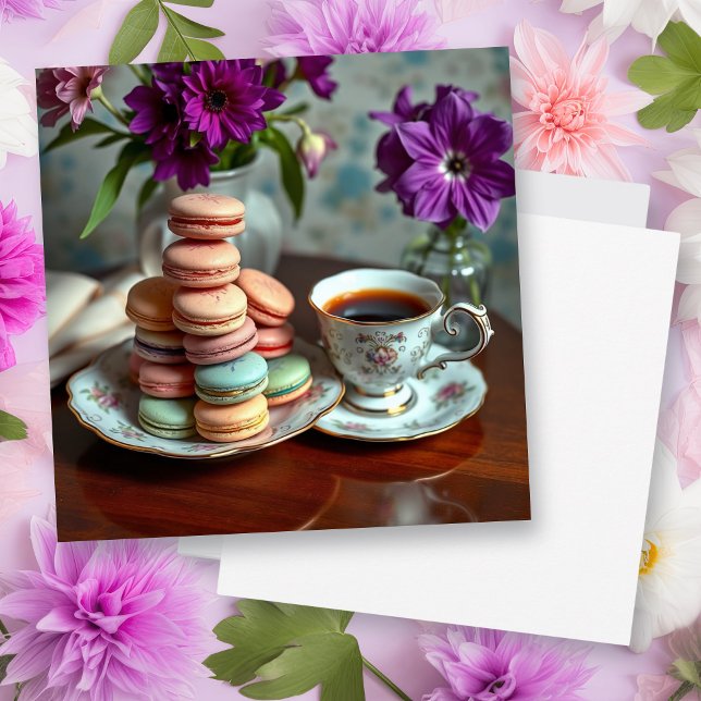 Macaron, Kaffe och Vas med Violetta Blommor Kort (Skapare uppladdad)