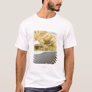 Macaroniost i bakningmaträtt med trä tröja