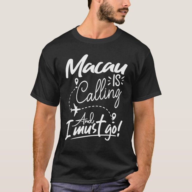Macau Is Calling and I Must Go  China Travel T Shirt (Framsida)