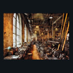 Machinist - Maskin Shop Circa 1900-talet Poster<br><div class="desc">Verkligen i maskin har inte förändrats så mycket under årens lopp. Saker du ser här är söt mycket som du skulle hitta i en modern verkstad - det har inga datorer. Dessa maskiner drivs emellertid av läder bälte, som drivs från två stora motorer (en för varje sida av rummet). På...</div>