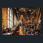 Machinist - Maskin Shop Circa 1900-talet Poster<br><div class="desc">Verkligen i maskin har inte förändrats så mycket under årens lopp. Saker du ser här är söt mycket som du skulle hitta i en modern verkstad - det har inga datorer. Dessa maskiner drivs emellertid av läder bälte, som drivs från två stora motorer (en för varje sida av rummet). På...</div>