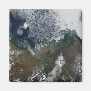 Mackenziet River tömmer in i den Mackenzie fjärd Magnet