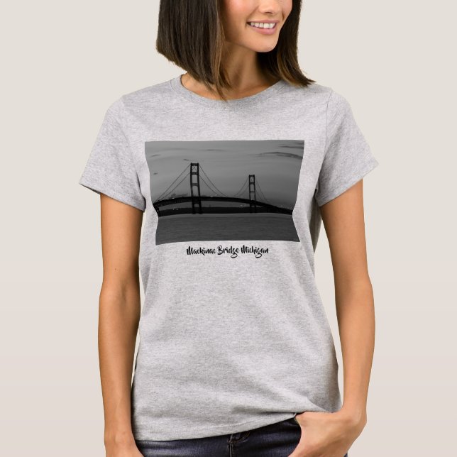 Mackinac Bridge vid Dusk Grayscale T-Shirt (Framsida)