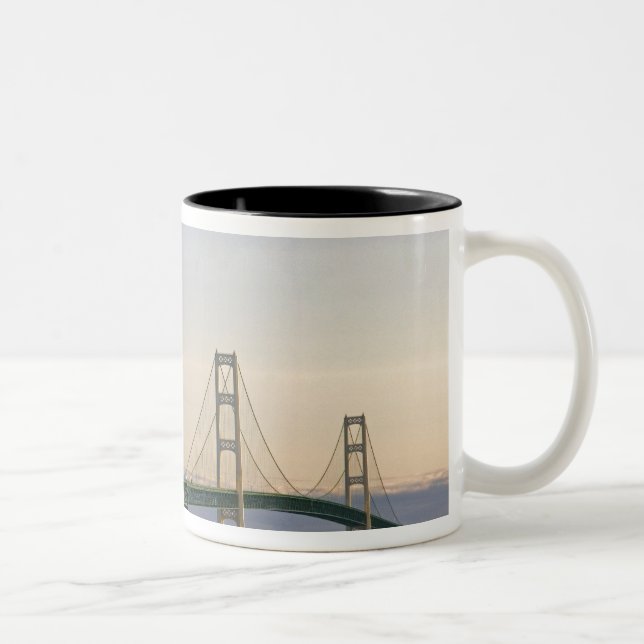 Mackinac-bron som spänner över Mackinac-sundet 3 Två-Tonad Mugg (Höger)