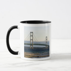Mackinac-bron som spänner över Mackinacsundet vid Mugg