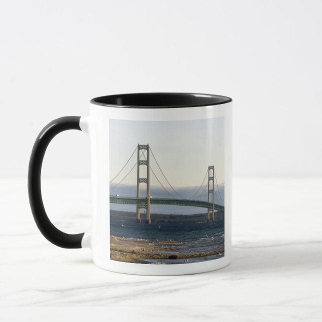 Mackinac-bron som spänner över Mackinacsundet vid  Mugg (Vänster)