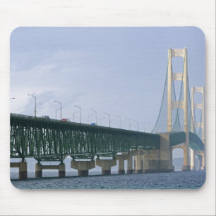 Mackinac-bron som spänner över Mackinacsundet vid Musmatta