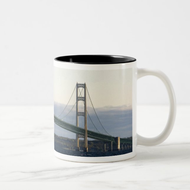 Mackinac-bron som spänner över Mackinacsundet vid  Två-Tonad Mugg (Höger)