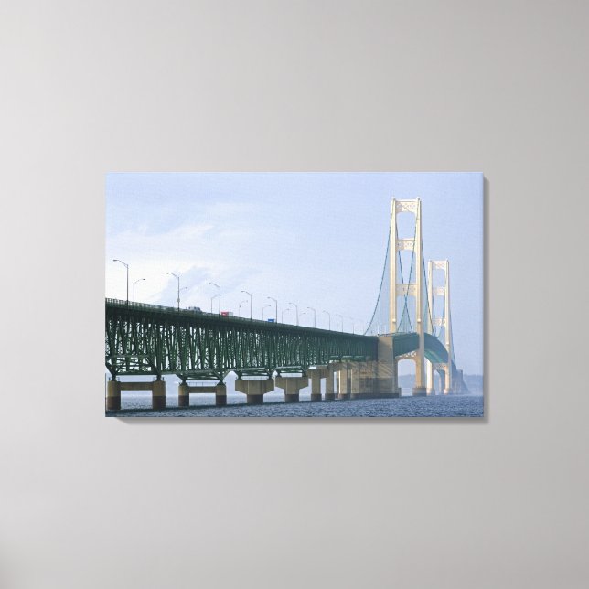 Mackinac-bron som sträcker sig över Mackinac-sunde Canvastryck (Framsida)