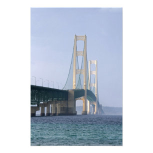 Mackinac-bron som sträcker sig över Mackinac-sunde Fototryck