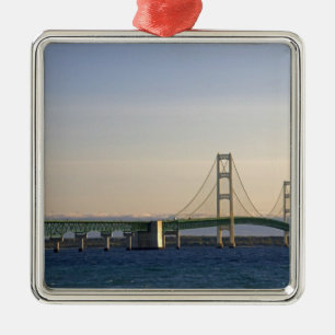 Mackinac-bron som sträcker sig över Mackinac-sunde Julgransprydnad Metall