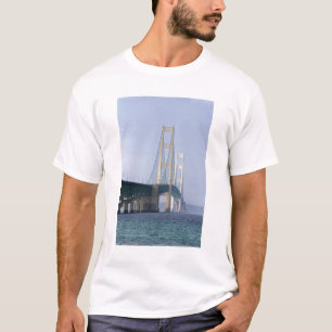 Mackinac-bron som sträcker sig över Mackinac-sunde T-shirt