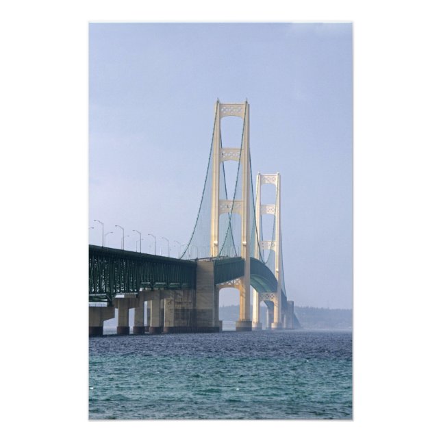 Mackinac-bron som sträcker sig över sundet fototryck (Framsidan)