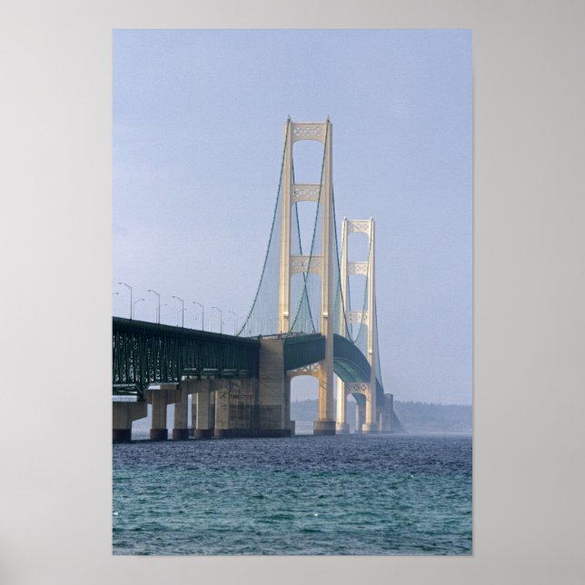 Mackinac-bron som sträcker sig över sundet poster (Framsidan)
