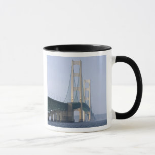 Mackinacbron som spänner över Mackinacsundet nära Mugg