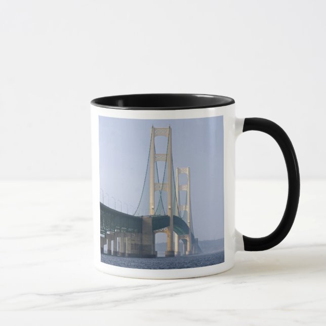 Mackinacbron som spänner över Mackinacsundet nära  Mugg (Höger)