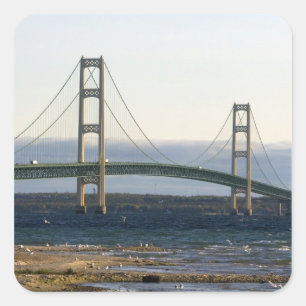 Mackinacbron som spänner över Mackinacsundet vid 4 Fyrkantigt Klistermärke
