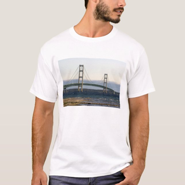 Mackinaksbron som sträcker sig över 4 sunden tee shirt (Framsida)